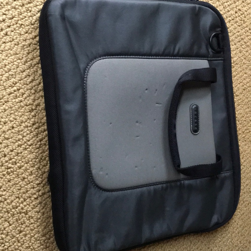 Protective laptop bag